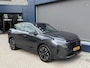 Peugeot 3008 1.2 Hybrid 145 Allure | Tot 8 jaar Garantie | 21" Panorama Navigatie Scherm | AGR Stoel met Stoelverwarming | LED Verlichting | Cruise Control | Camera | Parkeersensoren | Hoge Zitpositie | Keyless Entry | 19" Lichtmetalen Velgen |