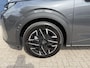 Peugeot 3008 1.2 Hybrid 145 Allure | Tot 8 jaar Garantie | 21" Panorama Navigatie Scherm | AGR Stoel met Stoelverwarming | LED Verlichting | Cruise Control | Camera | Parkeersensoren | Hoge Zitpositie | Keyless Entry | 19" Lichtmetalen Velgen |