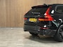 Volvo XC60 T6 AWD Recharge Ultra Black Edition | Luchtvering | Trekhaak | 360 Camera | Head-Up Display | Harman Kardon | Adaptieve Cruise Control | Stoelverwarming voor+achter | Stuurwielverwarming | Schuifdak | Full LED Meesturende koplampen | Pilot Assist | BLIS Dode Hoek Detectie | Elektrische voorstoelen geheugen | Contour stoelen met wit stiksel en bies | Zitting verlenging voorstoelen | Lederen dashboard | 21 Inch | Google Infotainment | Keyless Drive | Elektrisch bedienbare achterklep | DAB Radio | Apple Carplay/Android Auto | Draadloos telefoon opladen | Volvo On Call met mobiele App functie | Onyx Black Metallic |