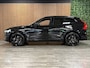 Volvo XC60 T6 AWD Recharge Ultra Black Edition | Luchtvering | Trekhaak | 360 Camera | Head-Up Display | Harman Kardon | Adaptieve Cruise Control | Stoelverwarming voor+achter | Stuurwielverwarming | Schuifdak | Full LED Meesturende koplampen | Pilot Assist | BLIS Dode Hoek Detectie | Elektrische voorstoelen geheugen | Contour stoelen met wit stiksel en bies | Zitting verlenging voorstoelen | Lederen dashboard | 21 Inch | Google Infotainment | Keyless Drive | Elektrisch bedienbare achterklep | DAB Radio | Apple Carplay/Android Auto | Draadloos telefoon opladen | Volvo On Call met mobiele App functie | Onyx Black Metallic |