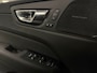 Volvo XC60 T6 AWD Recharge Ultra Black Edition | Luchtvering | Trekhaak | 360 Camera | Head-Up Display | Harman Kardon | Adaptieve Cruise Control | Stoelverwarming voor+achter | Stuurwielverwarming | Schuifdak | Full LED Meesturende koplampen | Pilot Assist | BLIS Dode Hoek Detectie | Elektrische voorstoelen geheugen | Contour stoelen met wit stiksel en bies | Zitting verlenging voorstoelen | Lederen dashboard | 21 Inch | Google Infotainment | Keyless Drive | Elektrisch bedienbare achterklep | DAB Radio | Apple Carplay/Android Auto | Draadloos telefoon opladen | Volvo On Call met mobiele App functie | Onyx Black Metallic |