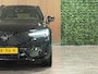 Volvo XC60 T6 AWD Recharge Ultra Black Edition | Luchtvering | Trekhaak | 360 Camera | Head-Up Display | Harman Kardon | Adaptieve Cruise Control | Stoelverwarming voor+achter | Stuurwielverwarming | Schuifdak | Full LED Meesturende koplampen | Pilot Assist | BLIS Dode Hoek Detectie | Elektrische voorstoelen geheugen | Contour stoelen met wit stiksel en bies | Zitting verlenging voorstoelen | Lederen dashboard | 21 Inch | Google Infotainment | Keyless Drive | Elektrisch bedienbare achterklep | DAB Radio | Apple Carplay/Android Auto | Draadloos telefoon opladen | Volvo On Call met mobiele App functie | Onyx Black Metallic |