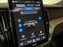 Volvo XC60 T6 AWD Recharge Ultra Black Edition | Luchtvering | Trekhaak | 360 Camera | Head-Up Display | Harman Kardon | Adaptieve Cruise Control | Stoelverwarming voor+achter | Stuurwielverwarming | Schuifdak | Full LED Meesturende koplampen | Pilot Assist | BLIS Dode Hoek Detectie | Elektrische voorstoelen geheugen | Contour stoelen met wit stiksel en bies | Zitting verlenging voorstoelen | Lederen dashboard | 21 Inch | Google Infotainment | Keyless Drive | Elektrisch bedienbare achterklep | DAB Radio | Apple Carplay/Android Auto | Draadloos telefoon opladen | Volvo On Call met mobiele App functie | Onyx Black Metallic |