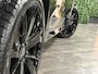 Volvo XC60 T6 AWD Recharge Ultra Black Edition | Luchtvering | Trekhaak | 360 Camera | Head-Up Display | Harman Kardon | Adaptieve Cruise Control | Stoelverwarming voor+achter | Stuurwielverwarming | Schuifdak | Full LED Meesturende koplampen | Pilot Assist | BLIS Dode Hoek Detectie | Elektrische voorstoelen geheugen | Contour stoelen met wit stiksel en bies | Zitting verlenging voorstoelen | Lederen dashboard | 21 Inch | Google Infotainment | Keyless Drive | Elektrisch bedienbare achterklep | DAB Radio | Apple Carplay/Android Auto | Draadloos telefoon opladen | Volvo On Call met mobiele App functie | Onyx Black Metallic |