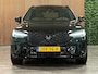 Volvo XC60 T6 AWD Recharge Ultra Black Edition | Luchtvering | Trekhaak | 360 Camera | Head-Up Display | Harman Kardon | Adaptieve Cruise Control | Stoelverwarming voor+achter | Stuurwielverwarming | Schuifdak | Full LED Meesturende koplampen | Pilot Assist | BLIS Dode Hoek Detectie | Elektrische voorstoelen geheugen | Contour stoelen met wit stiksel en bies | Zitting verlenging voorstoelen | Lederen dashboard | 21 Inch | Google Infotainment | Keyless Drive | Elektrisch bedienbare achterklep | DAB Radio | Apple Carplay/Android Auto | Draadloos telefoon opladen | Volvo On Call met mobiele App functie | Onyx Black Metallic |