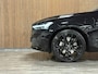 Volvo XC60 T6 AWD Recharge Ultra Black Edition | Luchtvering | Trekhaak | 360 Camera | Head-Up Display | Harman Kardon | Adaptieve Cruise Control | Stoelverwarming voor+achter | Stuurwielverwarming | Schuifdak | Full LED Meesturende koplampen | Pilot Assist | BLIS Dode Hoek Detectie | Elektrische voorstoelen geheugen | Contour stoelen met wit stiksel en bies | Zitting verlenging voorstoelen | Lederen dashboard | 21 Inch | Google Infotainment | Keyless Drive | Elektrisch bedienbare achterklep | DAB Radio | Apple Carplay/Android Auto | Draadloos telefoon opladen | Volvo On Call met mobiele App functie | Onyx Black Metallic |
