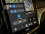 Volvo XC60 T6 AWD Recharge Ultra Black Edition | Luchtvering | Trekhaak | 360 Camera | Head-Up Display | Harman Kardon | Adaptieve Cruise Control | Stoelverwarming voor+achter | Stuurwielverwarming | Schuifdak | Full LED Meesturende koplampen | Pilot Assist | BLIS Dode Hoek Detectie | Elektrische voorstoelen geheugen | Contour stoelen met wit stiksel en bies | Zitting verlenging voorstoelen | Lederen dashboard | 21 Inch | Google Infotainment | Keyless Drive | Elektrisch bedienbare achterklep | DAB Radio | Apple Carplay/Android Auto | Draadloos telefoon opladen | Volvo On Call met mobiele App functie | Onyx Black Metallic |