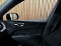 Volvo XC60 T6 AWD Recharge Ultra Black Edition | Luchtvering | Trekhaak | 360 Camera | Head-Up Display | Harman Kardon | Adaptieve Cruise Control | Stoelverwarming voor+achter | Stuurwielverwarming | Schuifdak | Full LED Meesturende koplampen | Pilot Assist | BLIS Dode Hoek Detectie | Elektrische voorstoelen geheugen | Contour stoelen met wit stiksel en bies | Zitting verlenging voorstoelen | Lederen dashboard | 21 Inch | Google Infotainment | Keyless Drive | Elektrisch bedienbare achterklep | DAB Radio | Apple Carplay/Android Auto | Draadloos telefoon opladen | Volvo On Call met mobiele App functie | Onyx Black Metallic |