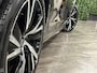 Volvo V90 T6 AWD Recharge Plus Dark Long Range | Luchtvering | 360 Camera | Harman Kardon | Adaptieve Cruise Control | Stoel en Stuurwielverwarming | 19 Inch | Full LED  Meesturende koplampen | Pilot Assist | BLIS Dode Hoek Detectie | Elektrische voorstoelen geheugen | R-Design Contourstoelen Nappa Leder Alcantara met wit stiksel en bies | Zitting verlenging voorstoelen | Lederen Dashboard | Google Infotainment | Keyless Drive | Parkeersensoren voor+achter | Privacy Glass | Elektrisch bedienbare achterklep | Geïntegreerde zongordijnen achterportieren | DAB Radio | Apple Carplay/Android Auto | Volvo On Call met mobiele App functie | Denim Blue Black Metallic |
