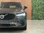 Volvo V90 T6 AWD Recharge Plus Dark Long Range | Luchtvering | 360 Camera | Harman Kardon | Adaptieve Cruise Control | Stoel en Stuurwielverwarming | 19 Inch | Full LED  Meesturende koplampen | Pilot Assist | BLIS Dode Hoek Detectie | Elektrische voorstoelen geheugen | R-Design Contourstoelen Nappa Leder Alcantara met wit stiksel en bies | Zitting verlenging voorstoelen | Lederen Dashboard | Google Infotainment | Keyless Drive | Parkeersensoren voor+achter | Privacy Glass | Elektrisch bedienbare achterklep | Geïntegreerde zongordijnen achterportieren | DAB Radio | Apple Carplay/Android Auto | Volvo On Call met mobiele App functie | Denim Blue Black Metallic |