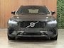 Volvo V90 T6 AWD Recharge Plus Dark Long Range | Luchtvering | 360 Camera | Harman Kardon | Adaptieve Cruise Control | Stoel en Stuurwielverwarming | 19 Inch | Full LED  Meesturende koplampen | Pilot Assist | BLIS Dode Hoek Detectie | Elektrische voorstoelen geheugen | R-Design Contourstoelen Nappa Leder Alcantara met wit stiksel en bies | Zitting verlenging voorstoelen | Lederen Dashboard | Google Infotainment | Keyless Drive | Parkeersensoren voor+achter | Privacy Glass | Elektrisch bedienbare achterklep | Geïntegreerde zongordijnen achterportieren | DAB Radio | Apple Carplay/Android Auto | Volvo On Call met mobiele App functie | Denim Blue Black Metallic |