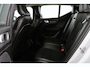 Volvo XC40 1.5 T3 Momentum Pro | Dealer Onderhouden! | Trekhaak | Clima | LED | BLIS | Comfort Zetels | Half Leder | BLIS | Lichtmetalen Velgen | Cruise Control | Navi | Keyless