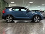 Volvo XC40 Recharge Ultimate 70 kWh | 95% SoH | Schuifdak | 360° Camera | Harman Kardon | All Season banden | Adaptieve Cruise Control | Bestuurdersstoel elektrisch geheugen | Stoel en Stuurwielverwarming | 19 Inch | Passagiersstoel elektrisch | Microtech / alcantara bekleding met wit stiksel en bies | Zitting verlenging voorstoelen | Pilot Assist | BLIS Dode Hoek Detectie | Warmtepomp | Google Infotainment | Keyless Drive | Verlichtingspack 2 | Parkeersensoren voor+achter | Privacy Glass | Elektrisch bedienbare achterklep | Draadloos telefoon opladen | DAB Radio | Apple Carplay/Android Auto | Volvo On Call met mobiele App functie | Fjord Blue Metallic |