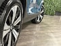 Volvo XC40 Recharge Ultimate 70 kWh | 95% SoH | Schuifdak | 360° Camera | Harman Kardon | All Season banden | Adaptieve Cruise Control | Bestuurdersstoel elektrisch geheugen | Stoel en Stuurwielverwarming | 19 Inch | Passagiersstoel elektrisch | Microtech / alcantara bekleding met wit stiksel en bies | Zitting verlenging voorstoelen | Pilot Assist | BLIS Dode Hoek Detectie | Warmtepomp | Google Infotainment | Keyless Drive | Verlichtingspack 2 | Parkeersensoren voor+achter | Privacy Glass | Elektrisch bedienbare achterklep | Draadloos telefoon opladen | DAB Radio | Apple Carplay/Android Auto | Volvo On Call met mobiele App functie | Fjord Blue Metallic |