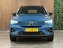 Volvo XC40 Recharge Ultimate 70 kWh | 95% SoH | Schuifdak | 360° Camera | Harman Kardon | All Season banden | Adaptieve Cruise Control | Bestuurdersstoel elektrisch geheugen | Stoel en Stuurwielverwarming | 19 Inch | Passagiersstoel elektrisch | Microtech / alcantara bekleding met wit stiksel en bies | Zitting verlenging voorstoelen | Pilot Assist | BLIS Dode Hoek Detectie | Warmtepomp | Google Infotainment | Keyless Drive | Verlichtingspack 2 | Parkeersensoren voor+achter | Privacy Glass | Elektrisch bedienbare achterklep | Draadloos telefoon opladen | DAB Radio | Apple Carplay/Android Auto | Volvo On Call met mobiele App functie | Fjord Blue Metallic |