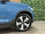 Volvo XC40 Recharge Ultimate 70 kWh | 95% SoH | Schuifdak | 360° Camera | Harman Kardon | All Season banden | Adaptieve Cruise Control | Bestuurdersstoel elektrisch geheugen | Stoel en Stuurwielverwarming | 19 Inch | Passagiersstoel elektrisch | Microtech / alcantara bekleding met wit stiksel en bies | Zitting verlenging voorstoelen | Pilot Assist | BLIS Dode Hoek Detectie | Warmtepomp | Google Infotainment | Keyless Drive | Verlichtingspack 2 | Parkeersensoren voor+achter | Privacy Glass | Elektrisch bedienbare achterklep | Draadloos telefoon opladen | DAB Radio | Apple Carplay/Android Auto | Volvo On Call met mobiele App functie | Fjord Blue Metallic |