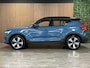 Volvo XC40 Recharge Ultimate 70 kWh | 95% SoH | Schuifdak | 360° Camera | Harman Kardon | All Season banden | Adaptieve Cruise Control | Bestuurdersstoel elektrisch geheugen | Stoel en Stuurwielverwarming | 19 Inch | Passagiersstoel elektrisch | Microtech / alcantara bekleding met wit stiksel en bies | Zitting verlenging voorstoelen | Pilot Assist | BLIS Dode Hoek Detectie | Warmtepomp | Google Infotainment | Keyless Drive | Verlichtingspack 2 | Parkeersensoren voor+achter | Privacy Glass | Elektrisch bedienbare achterklep | Draadloos telefoon opladen | DAB Radio | Apple Carplay/Android Auto | Volvo On Call met mobiele App functie | Fjord Blue Metallic |
