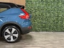 Volvo XC40 Recharge Ultimate 70 kWh | 95% SoH | Schuifdak | 360° Camera | Harman Kardon | All Season banden | Adaptieve Cruise Control | Bestuurdersstoel elektrisch geheugen | Stoel en Stuurwielverwarming | 19 Inch | Passagiersstoel elektrisch | Microtech / alcantara bekleding met wit stiksel en bies | Zitting verlenging voorstoelen | Pilot Assist | BLIS Dode Hoek Detectie | Warmtepomp | Google Infotainment | Keyless Drive | Verlichtingspack 2 | Parkeersensoren voor+achter | Privacy Glass | Elektrisch bedienbare achterklep | Draadloos telefoon opladen | DAB Radio | Apple Carplay/Android Auto | Volvo On Call met mobiele App functie | Fjord Blue Metallic |