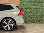 Volvo XC60 T8 AWD Recharge Ultra Dark | Luchtvering | Trekhaak | 360° Camera | 455pk | Head-Up Display | Harman Kardon | Adaptieve Cruise Control | Stoelverwarming voor+achter | Stuurwielverwarming | Full LED Meesturende koplampen | Pilot Assist | BLIS Dode Hoek Detectie | Elektrische voorstoelen geheugen | Lederen bekleding | Zitting verlenging voorstoelen | Lederen Dashboard | Schuifdak | 21 Inch | Google Infotainment | Keyless Drive | Parkeersensoren voor+achter | Privacy Glass | Elektrisch bedienbare achterklep | Alarm Klasse III | DAB Radio | Apple Carplay/Android Auto | Draadloos telefoon opladen | Volvo On Call met mobiele App functie | Vapour Grey Metallic |