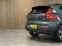 Volvo XC40 B4 Plus Dark | Schuifdak | Trekhaak | Forest Lake! | Harman Kardon | Adaptieve Cruise Control | Bestuurdersstoel elektrisch geheugen | Stoel en Stuurwielverwarming | Parkeercamera | 18 Inch | Passagiersstoel elektrisch | Microtech / alcantara bekleding met wit stiksel en bies | Zitting verlenging voorstoelen | Pilot Assist | BLIS Dode Hoek Detectie | Google Infotainment | Keyless Drive | Parkeersensoren voor+achter | Privacy Glass | Elektrisch bedienbare achterklep | Draadloos telefoon opladen | DAB Radio | Apple Carplay/Android Auto | Volvo On Call met mobiele App functie | Forest Lake Metallic |