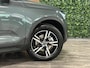Volvo XC40 B4 Plus Dark | Schuifdak | Trekhaak | Forest Lake! | Harman Kardon | Adaptieve Cruise Control | Bestuurdersstoel elektrisch geheugen | Stoel en Stuurwielverwarming | Parkeercamera | 18 Inch | Passagiersstoel elektrisch | Microtech / alcantara bekleding met wit stiksel en bies | Zitting verlenging voorstoelen | Pilot Assist | BLIS Dode Hoek Detectie | Google Infotainment | Keyless Drive | Parkeersensoren voor+achter | Privacy Glass | Elektrisch bedienbare achterklep | Draadloos telefoon opladen | DAB Radio | Apple Carplay/Android Auto | Volvo On Call met mobiele App functie | Forest Lake Metallic |
