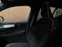 Volvo XC40 B4 Plus Dark | Schuifdak | Trekhaak | Forest Lake! | Harman Kardon | Adaptieve Cruise Control | Bestuurdersstoel elektrisch geheugen | Stoel en Stuurwielverwarming | Parkeercamera | 18 Inch | Passagiersstoel elektrisch | Microtech / alcantara bekleding met wit stiksel en bies | Zitting verlenging voorstoelen | Pilot Assist | BLIS Dode Hoek Detectie | Google Infotainment | Keyless Drive | Parkeersensoren voor+achter | Privacy Glass | Elektrisch bedienbare achterklep | Draadloos telefoon opladen | DAB Radio | Apple Carplay/Android Auto | Volvo On Call met mobiele App functie | Forest Lake Metallic |