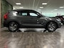 Volvo XC40 B4 Plus Dark | Schuifdak | Trekhaak | Forest Lake! | Harman Kardon | Adaptieve Cruise Control | Bestuurdersstoel elektrisch geheugen | Stoel en Stuurwielverwarming | Parkeercamera | 18 Inch | Passagiersstoel elektrisch | Microtech / alcantara bekleding met wit stiksel en bies | Zitting verlenging voorstoelen | Pilot Assist | BLIS Dode Hoek Detectie | Google Infotainment | Keyless Drive | Parkeersensoren voor+achter | Privacy Glass | Elektrisch bedienbare achterklep | Draadloos telefoon opladen | DAB Radio | Apple Carplay/Android Auto | Volvo On Call met mobiele App functie | Forest Lake Metallic |