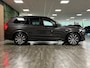 Volvo XC90 T8 AWD Recharge Ultra Dark | Vol! | Bowers & Wilkins | Luchtvering | Stoelventilatie | Trekhaak | 360 Camera | Head-Up Display | Stoelmassage | 455pk | Adaptieve Cruise Control | Stoelverwarming voor+achter | Stuurwielverwarming | Schuifdak | 20 Inch | Full LED  Meesturende koplampen | Pilot Assist | BLIS Dode Hoek Detectie | Alcantara hemelbekleding | Lederen handgrepen en zonnekleppen | Elektrische voorstoelen geheugen | Nappa Lederen bekleding | Zitting verlenging voorstoelen | Lederen Dashboard | Google Infotainment | Keyless Drive | Parkeersensoren voor+achter | Privacy Glass | Elektrisch bedienbare achterklep | Geïntegreerde zongordijnen achterportieren | Geïntegreerd kinderzitje achterin | Verlichte instaplijsten | 7-Persoons | 4-Zone Climate Control | DAB Radio | Apple Carplay/Android Auto | Alarm Klasse III | Draadloos telefoon opladen | Volvo On Call met mobiele App functie | Platinum Grey Metallic |