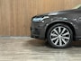 Volvo XC90 T8 AWD Recharge Ultra Dark | Vol! | Bowers & Wilkins | Luchtvering | Stoelventilatie | Trekhaak | 360 Camera | Head-Up Display | Stoelmassage | 455pk | Adaptieve Cruise Control | Stoelverwarming voor+achter | Stuurwielverwarming | Schuifdak | 20 Inch | Full LED  Meesturende koplampen | Pilot Assist | BLIS Dode Hoek Detectie | Alcantara hemelbekleding | Lederen handgrepen en zonnekleppen | Elektrische voorstoelen geheugen | Nappa Lederen bekleding | Zitting verlenging voorstoelen | Lederen Dashboard | Google Infotainment | Keyless Drive | Parkeersensoren voor+achter | Privacy Glass | Elektrisch bedienbare achterklep | Geïntegreerde zongordijnen achterportieren | Geïntegreerd kinderzitje achterin | Verlichte instaplijsten | 7-Persoons | 4-Zone Climate Control | DAB Radio | Apple Carplay/Android Auto | Alarm Klasse III | Draadloos telefoon opladen | Volvo On Call met mobiele App functie | Platinum Grey Metallic |
