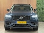 Volvo XC90 T8 AWD Recharge Ultra Dark | Vol! | Bowers & Wilkins | Luchtvering | Stoelventilatie | Trekhaak | 360 Camera | Head-Up Display | Stoelmassage | 455pk | Adaptieve Cruise Control | Stoelverwarming voor+achter | Stuurwielverwarming | Schuifdak | 20 Inch | Full LED  Meesturende koplampen | Pilot Assist | BLIS Dode Hoek Detectie | Alcantara hemelbekleding | Lederen handgrepen en zonnekleppen | Elektrische voorstoelen geheugen | Nappa Lederen bekleding | Zitting verlenging voorstoelen | Lederen Dashboard | Google Infotainment | Keyless Drive | Parkeersensoren voor+achter | Privacy Glass | Elektrisch bedienbare achterklep | Geïntegreerde zongordijnen achterportieren | Geïntegreerd kinderzitje achterin | Verlichte instaplijsten | 7-Persoons | 4-Zone Climate Control | DAB Radio | Apple Carplay/Android Auto | Alarm Klasse III | Draadloos telefoon opladen | Volvo On Call met mobiele App functie | Denim Blue Metallic |