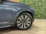 Volvo XC90 T8 AWD Recharge Ultra Dark | Vol! | Bowers & Wilkins | Luchtvering | Stoelventilatie | Trekhaak | 360 Camera | Head-Up Display | Stoelmassage | 455pk | Adaptieve Cruise Control | Stoelverwarming voor+achter | Stuurwielverwarming | Schuifdak | 20 Inch | Full LED  Meesturende koplampen | Pilot Assist | BLIS Dode Hoek Detectie | Alcantara hemelbekleding | Lederen handgrepen en zonnekleppen | Elektrische voorstoelen geheugen | Nappa Lederen bekleding | Zitting verlenging voorstoelen | Lederen Dashboard | Google Infotainment | Keyless Drive | Parkeersensoren voor+achter | Privacy Glass | Elektrisch bedienbare achterklep | Geïntegreerde zongordijnen achterportieren | Geïntegreerd kinderzitje achterin | Verlichte instaplijsten | 7-Persoons | 4-Zone Climate Control | DAB Radio | Apple Carplay/Android Auto | Alarm Klasse III | Draadloos telefoon opladen | Volvo On Call met mobiele App functie | Denim Blue Metallic |