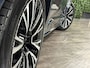 Volvo XC90 T8 AWD Recharge Ultra Dark | Vol! | Bowers & Wilkins | Luchtvering | Stoelventilatie | Trekhaak | 360 Camera | Head-Up Display | Stoelmassage | 455pk | Adaptieve Cruise Control | Stoelverwarming voor+achter | Stuurwielverwarming | Schuifdak | 20 Inch | Full LED  Meesturende koplampen | Pilot Assist | BLIS Dode Hoek Detectie | Alcantara hemelbekleding | Lederen handgrepen en zonnekleppen | Elektrische voorstoelen geheugen | Nappa Lederen bekleding | Zitting verlenging voorstoelen | Lederen Dashboard | Google Infotainment | Keyless Drive | Parkeersensoren voor+achter | Privacy Glass | Elektrisch bedienbare achterklep | Geïntegreerde zongordijnen achterportieren | Geïntegreerd kinderzitje achterin | Verlichte instaplijsten | 7-Persoons | 4-Zone Climate Control | DAB Radio | Apple Carplay/Android Auto | Alarm Klasse III | Draadloos telefoon opladen | Volvo On Call met mobiele App functie | Denim Blue Metallic |