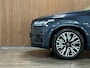 Volvo XC90 T8 AWD Recharge Ultra Dark | Vol! | Bowers & Wilkins | Luchtvering | Stoelventilatie | Trekhaak | 360 Camera | Head-Up Display | Stoelmassage | 455pk | Adaptieve Cruise Control | Stoelverwarming voor+achter | Stuurwielverwarming | Schuifdak | 20 Inch | Full LED  Meesturende koplampen | Pilot Assist | BLIS Dode Hoek Detectie | Alcantara hemelbekleding | Lederen handgrepen en zonnekleppen | Elektrische voorstoelen geheugen | Nappa Lederen bekleding | Zitting verlenging voorstoelen | Lederen Dashboard | Google Infotainment | Keyless Drive | Parkeersensoren voor+achter | Privacy Glass | Elektrisch bedienbare achterklep | Geïntegreerde zongordijnen achterportieren | Geïntegreerd kinderzitje achterin | Verlichte instaplijsten | 7-Persoons | 4-Zone Climate Control | DAB Radio | Apple Carplay/Android Auto | Alarm Klasse III | Draadloos telefoon opladen | Volvo On Call met mobiele App functie | Denim Blue Metallic |
