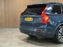 Volvo XC90 T8 AWD Recharge Ultra Dark | Vol! | Bowers & Wilkins | Luchtvering | Stoelventilatie | Trekhaak | 360 Camera | Head-Up Display | Stoelmassage | 455pk | Adaptieve Cruise Control | Stoelverwarming voor+achter | Stuurwielverwarming | Schuifdak | 20 Inch | Full LED  Meesturende koplampen | Pilot Assist | BLIS Dode Hoek Detectie | Alcantara hemelbekleding | Lederen handgrepen en zonnekleppen | Elektrische voorstoelen geheugen | Nappa Lederen bekleding | Zitting verlenging voorstoelen | Lederen Dashboard | Google Infotainment | Keyless Drive | Parkeersensoren voor+achter | Privacy Glass | Elektrisch bedienbare achterklep | Geïntegreerde zongordijnen achterportieren | Geïntegreerd kinderzitje achterin | Verlichte instaplijsten | 7-Persoons | 4-Zone Climate Control | DAB Radio | Apple Carplay/Android Auto | Alarm Klasse III | Draadloos telefoon opladen | Volvo On Call met mobiele App functie | Denim Blue Metallic |