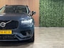 Volvo XC90 T8 AWD Recharge Ultra Dark | Vol! | Bowers & Wilkins | Luchtvering | Stoelventilatie | Trekhaak | 360 Camera | Head-Up Display | Stoelmassage | 455pk | Adaptieve Cruise Control | Stoelverwarming voor+achter | Stuurwielverwarming | Schuifdak | 20 Inch | Full LED  Meesturende koplampen | Pilot Assist | BLIS Dode Hoek Detectie | Alcantara hemelbekleding | Lederen handgrepen en zonnekleppen | Elektrische voorstoelen geheugen | Nappa Lederen bekleding | Zitting verlenging voorstoelen | Lederen Dashboard | Google Infotainment | Keyless Drive | Parkeersensoren voor+achter | Privacy Glass | Elektrisch bedienbare achterklep | Geïntegreerde zongordijnen achterportieren | Geïntegreerd kinderzitje achterin | Verlichte instaplijsten | 7-Persoons | 4-Zone Climate Control | DAB Radio | Apple Carplay/Android Auto | Alarm Klasse III | Draadloos telefoon opladen | Volvo On Call met mobiele App functie | Denim Blue Metallic |
