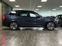 Volvo XC90 T8 AWD Recharge Ultra Dark | Vol! | Bowers & Wilkins | Luchtvering | Stoelventilatie | Trekhaak | 360 Camera | Head-Up Display | Stoelmassage | 455pk | Adaptieve Cruise Control | Stoelverwarming voor+achter | Stuurwielverwarming | Schuifdak | 20 Inch | Full LED  Meesturende koplampen | Pilot Assist | BLIS Dode Hoek Detectie | Alcantara hemelbekleding | Lederen handgrepen en zonnekleppen | Elektrische voorstoelen geheugen | Nappa Lederen bekleding | Zitting verlenging voorstoelen | Lederen Dashboard | Google Infotainment | Keyless Drive | Parkeersensoren voor+achter | Privacy Glass | Elektrisch bedienbare achterklep | Geïntegreerde zongordijnen achterportieren | Geïntegreerd kinderzitje achterin | Verlichte instaplijsten | 7-Persoons | 4-Zone Climate Control | DAB Radio | Apple Carplay/Android Auto | Alarm Klasse III | Draadloos telefoon opladen | Volvo On Call met mobiele App functie | Denim Blue Metallic |