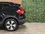 Volvo XC40 T5 Recharge Plus Dark | Trekhaak | Harman Kardon | All Season banden | Bestuurdersstoel elektrisch geheugen | Adaptieve Cruise Control | Stoel en Stuurwielverwarming | Parkeercamera | Pilot Assist | BLIS Dode Hoek Detectie | Parkeersensoren voor+achter | Passagiersstoel elektrisch | 18 Inch | Zitting velenging voorstoelen | Keyless Drive | Climate Control L+R | Regensensor | Privacy Glass | Automatisch dimmende binnen en buitenspiegels | Elektrisch bedienbare achterklep | DAB Radio | Draadloos telefoon opladen | Apple Carplay/Android Auto | Volvo On Call met mobiele App functie | Onyx Black Metallic |