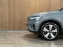 Volvo XC40 Recharge Ultimate 70 kWh | 94% SoH | Schuifdak | 360° Camera | Harman Kardon | All Season banden | Adaptieve Cruise Control | Bestuurdersstoel elektrisch geheugen | Stoel en Stuurwielverwarming | 19 Inch | Passagiersstoel elektrisch | Microtech / alcantara bekleding met wit stiksel en bies | Zitting verlenging voorstoelen | Pilot Assist | BLIS Dode Hoek Detectie | Warmtepomp | Google Infotainment | Keyless Drive | Verlichtingspack 2 | Parkeersensoren voor+achter | Elektrisch bedienbare achterklep | Draadloos telefoon opladen | DAB Radio | Apple Carplay/Android Auto | Volvo On Call met mobiele App functie | Thunder Grey Metallic |