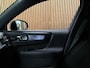 Volvo XC40 Recharge Ultimate 70 kWh | 94% SoH | Schuifdak | 360° Camera | Harman Kardon | All Season banden | Adaptieve Cruise Control | Bestuurdersstoel elektrisch geheugen | Stoel en Stuurwielverwarming | 19 Inch | Passagiersstoel elektrisch | Microtech / alcantara bekleding met wit stiksel en bies | Zitting verlenging voorstoelen | Pilot Assist | BLIS Dode Hoek Detectie | Warmtepomp | Google Infotainment | Keyless Drive | Verlichtingspack 2 | Parkeersensoren voor+achter | Elektrisch bedienbare achterklep | Draadloos telefoon opladen | DAB Radio | Apple Carplay/Android Auto | Volvo On Call met mobiele App functie | Thunder Grey Metallic |