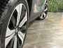 Volvo XC40 Recharge Ultimate 70 kWh | 94% SoH | Schuifdak | 360° Camera | Harman Kardon | All Season banden | Adaptieve Cruise Control | Bestuurdersstoel elektrisch geheugen | Stoel en Stuurwielverwarming | 19 Inch | Passagiersstoel elektrisch | Microtech / alcantara bekleding met wit stiksel en bies | Zitting verlenging voorstoelen | Pilot Assist | BLIS Dode Hoek Detectie | Warmtepomp | Google Infotainment | Keyless Drive | Verlichtingspack 2 | Parkeersensoren voor+achter | Elektrisch bedienbare achterklep | Draadloos telefoon opladen | DAB Radio | Apple Carplay/Android Auto | Volvo On Call met mobiele App functie | Thunder Grey Metallic |