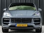 Porsche Cayenne Coupé 3.0 E-Hybrid Sport Design | NL-Auto | Sportuitlaat | Panoramadak | 18 Wegs Memory Seats | 4-Wiel Besturing | 360 Camera | Adaptive Cruise | Stoelverwarming + Ventilatie | Bose | Luchtvering | Sport Chrono | Interieurpakket Carbon | Soft Close |