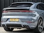 Porsche Cayenne Coupé 3.0 E-Hybrid Sport Design | NL-Auto | Sportuitlaat | Panoramadak | 18 Wegs Memory Seats | 4-Wiel Besturing | 360 Camera | Adaptive Cruise | Stoelverwarming + Ventilatie | Bose | Luchtvering | Sport Chrono | Interieurpakket Carbon | Soft Close |