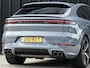 Porsche Cayenne Coupé 3.0 E-Hybrid Sport Design | NL-Auto | Sportuitlaat | Panoramadak | 18 Wegs Memory Seats | 4-Wiel Besturing | 360 Camera | Adaptive Cruise | Stoelverwarming + Ventilatie | Bose | Luchtvering | Sport Chrono | Interieurpakket Carbon | Soft Close |