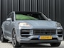 Porsche Cayenne Coupé 3.0 E-Hybrid Sport Design | NL-Auto | Sportuitlaat | Panoramadak | 18 Wegs Memory Seats | 4-Wiel Besturing | 360 Camera | Adaptive Cruise | Stoelverwarming + Ventilatie | Bose | Luchtvering | Sport Chrono | Interieurpakket Carbon | Soft Close |