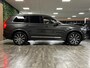 Volvo XC90 T8 AWD Recharge Inscription Long Range | Pine Grey! | Trekhaak | 360° Camera | Harman Kardon | 455pk | Adaptieve Cruise Control | Stoel en Stuurwielverwarming | Full LED Meesturende koplampen | Pilot Assist | BLIS Dode Hoek Detectie | Elektrische voorstoelen geheugen | Lederen bekleding | Zitting verlenging voorstoelen | Lederen dashboard | 20 Inch | Keyless Drive | Parkeersensoren voor+achter | Privacy Glass | Elektrisch bedienbare achterklep | 7-Persoons | 4-Zone Climate Control | Geïntegreerde zongordijnen achterportieren | Verlichte instaplijsten | Draadloos telefoon opladen | Alarm Klasse III | DAB Radio | Apple Carplay/Android Auto | Volvo On Call met mobiele App functie | Pine Grey Metallic |