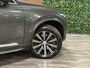 Volvo XC90 T8 AWD Recharge Inscription Long Range | Pine Grey! | Trekhaak | 360° Camera | Harman Kardon | 455pk | Adaptieve Cruise Control | Stoel en Stuurwielverwarming | Full LED Meesturende koplampen | Pilot Assist | BLIS Dode Hoek Detectie | Elektrische voorstoelen geheugen | Lederen bekleding | Zitting verlenging voorstoelen | Lederen dashboard | 20 Inch | Keyless Drive | Parkeersensoren voor+achter | Privacy Glass | Elektrisch bedienbare achterklep | 7-Persoons | 4-Zone Climate Control | Geïntegreerde zongordijnen achterportieren | Verlichte instaplijsten | Draadloos telefoon opladen | Alarm Klasse III | DAB Radio | Apple Carplay/Android Auto | Volvo On Call met mobiele App functie | Pine Grey Metallic |