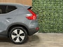 Volvo XC40 T4 Recharge Plus Bright | Trekhaak | Harman Kardon | All Season banden | Bestuurdersstoel elektrisch geheugen | Adaptieve Cruise Control | Stoel en Stuurwielverwarming | Parkeercamera | Pilot Assist | BLIS Dode Hoek Detectie | Parkeersensoren voor+achter | Passagiersstoel elektrisch | 18 Inch | Zitting velenging voorstoelen | Keyless Drive | Climate Control L+R | Regensensor | Privacy Glass | Automatisch dimmende binnen en buitenspiegels | Elektrisch bedienbare achterklep | DAB Radio | Draadloos telefoon opladen | Apple Carplay/Android Auto | Volvo On Call met mobiele App functie | Thunder Grey Metallic |