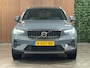 Volvo XC40 T4 Recharge Plus Bright | Trekhaak | Harman Kardon | All Season banden | Bestuurdersstoel elektrisch geheugen | Adaptieve Cruise Control | Stoel en Stuurwielverwarming | Parkeercamera | Pilot Assist | BLIS Dode Hoek Detectie | Parkeersensoren voor+achter | Passagiersstoel elektrisch | 18 Inch | Zitting velenging voorstoelen | Keyless Drive | Climate Control L+R | Regensensor | Privacy Glass | Automatisch dimmende binnen en buitenspiegels | Elektrisch bedienbare achterklep | DAB Radio | Draadloos telefoon opladen | Apple Carplay/Android Auto | Volvo On Call met mobiele App functie | Thunder Grey Metallic |