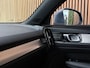 Volvo XC40 T4 Recharge Plus Bright | Trekhaak | Harman Kardon | All Season banden | Bestuurdersstoel elektrisch geheugen | Adaptieve Cruise Control | Stoel en Stuurwielverwarming | Parkeercamera | Pilot Assist | BLIS Dode Hoek Detectie | Parkeersensoren voor+achter | Passagiersstoel elektrisch | 18 Inch | Zitting velenging voorstoelen | Keyless Drive | Climate Control L+R | Regensensor | Privacy Glass | Automatisch dimmende binnen en buitenspiegels | Elektrisch bedienbare achterklep | DAB Radio | Draadloos telefoon opladen | Apple Carplay/Android Auto | Volvo On Call met mobiele App functie | Thunder Grey Metallic |