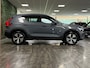 Volvo XC40 T4 Recharge Plus Bright | Trekhaak | Harman Kardon | All Season banden | Bestuurdersstoel elektrisch geheugen | Adaptieve Cruise Control | Stoel en Stuurwielverwarming | Parkeercamera | Pilot Assist | BLIS Dode Hoek Detectie | Parkeersensoren voor+achter | Passagiersstoel elektrisch | 18 Inch | Zitting velenging voorstoelen | Keyless Drive | Climate Control L+R | Regensensor | Privacy Glass | Automatisch dimmende binnen en buitenspiegels | Elektrisch bedienbare achterklep | DAB Radio | Draadloos telefoon opladen | Apple Carplay/Android Auto | Volvo On Call met mobiele App functie | Thunder Grey Metallic |